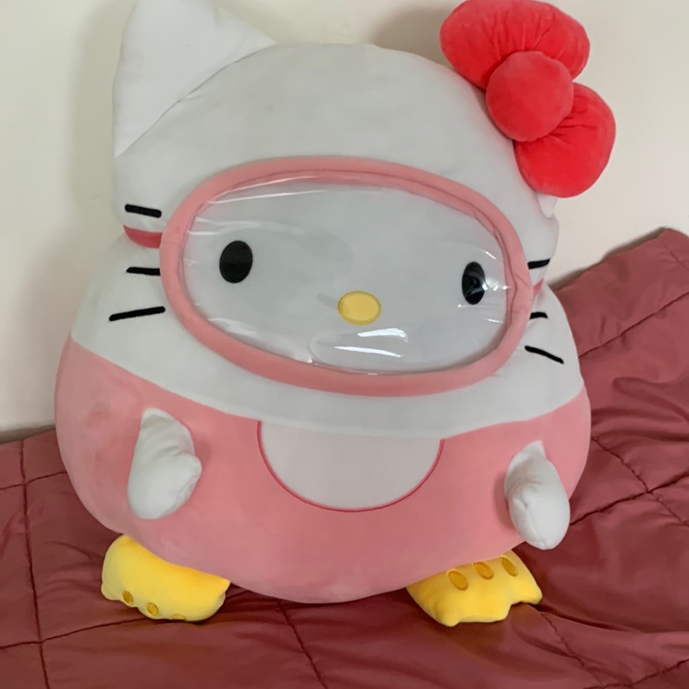 very new hello kitty squishmellow